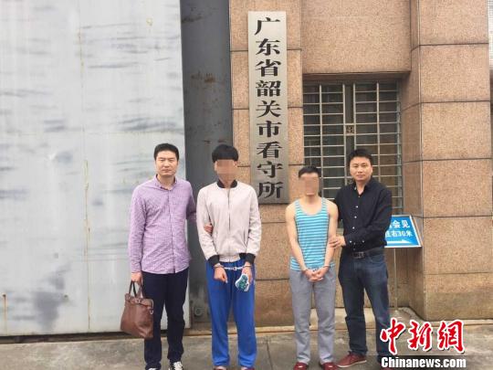 江苏宿迁非法广告联盟案件中,犯罪嫌疑人被抓捕拘留场景.