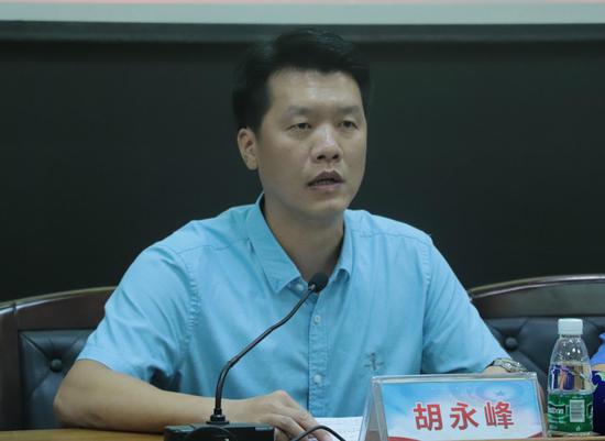 区城管执法局局长胡永峰作了动员讲话.