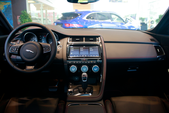 全新捷豹e-pace内饰设计层次分明,中控区域整体层次感较强,中间大尺寸