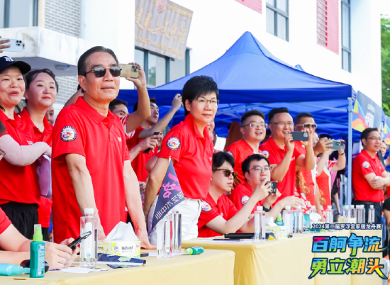 罗浮宫家居集团董事长黎经华,总裁陈桂芳及董事会领导出席活动现场
