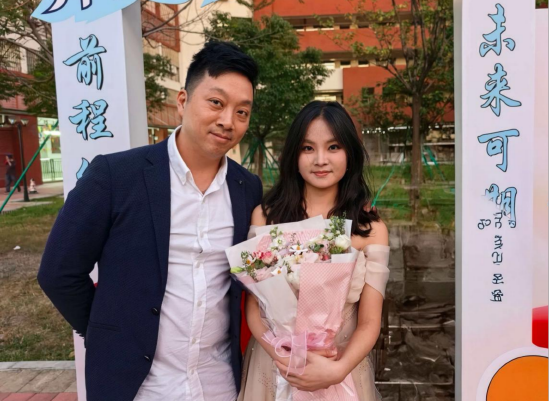 高考前张哲昕和女儿合影