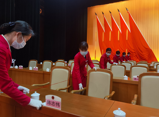 会务岗正以线为标摆放会议物资