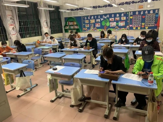 凡人微光照亮疫线为花都嘉行学校抗疫教师点赞