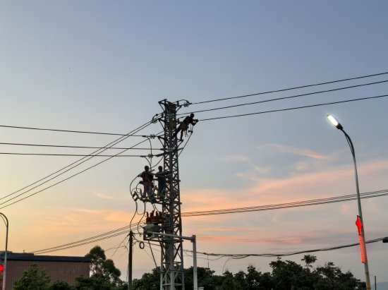 近日，南方电网广东揭阳揭西供电局坪上供电所在高温下连夜完成受损铁塔抢修工作。（钟晓聪 摄）