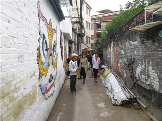 回"杂货铺当地的传统文化活动龙舟赛艺术家们与乐从镇党委书记张新杰