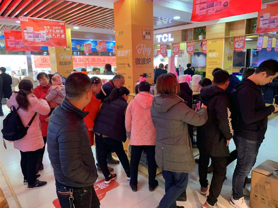 (大庙镇精选店开业当天客流爆满)