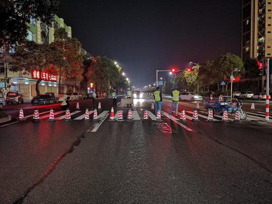 交警及项目管理人员封路现场陈村新城站北接陈村站