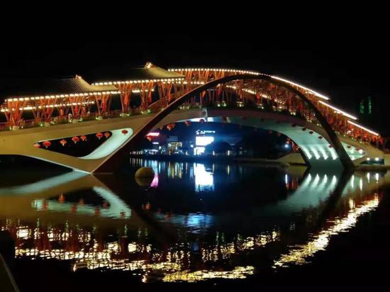 晚上亮灯后的一河三岸景观桥