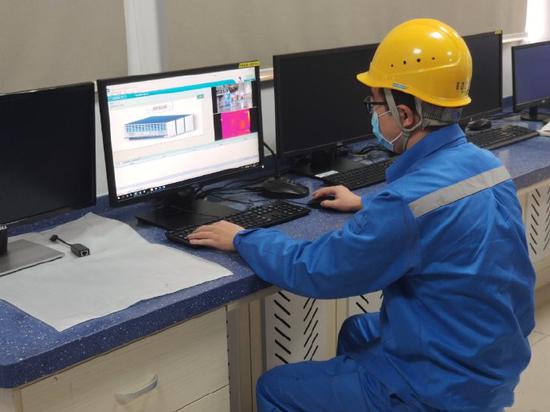 变电站的值班人员正在使用巡检机器人的巡视功能检查高压场设备状况