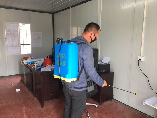 惠州220kv湖滨站全站gis改造工程工作人员正在进行消杀