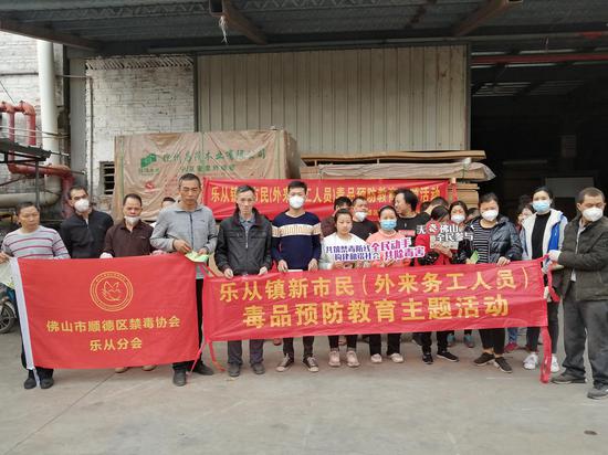 并现场展示包括鸦片,海洛因,冰毒,k粉,丧尸浴盐等各种毒品的仿真模具