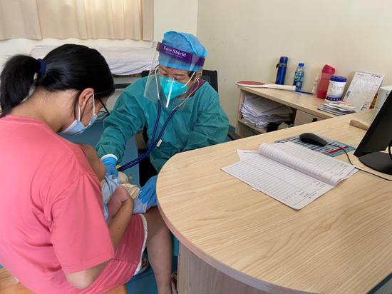 南沙区妇幼保健院儿科主任李宏在门诊接诊.