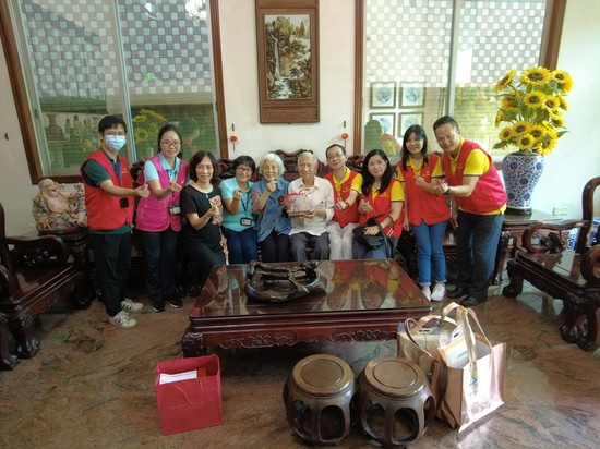 随后,谢慧仪等带队走访3个居民小组长者家庭,为他们送上慰问品,慰问