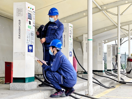 南方电网广东东莞西区供电局组织运维人员对厚街服务区充电站开展用电