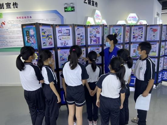 构建平安顺德勒流冲鹤小学参观禁毒教育园地