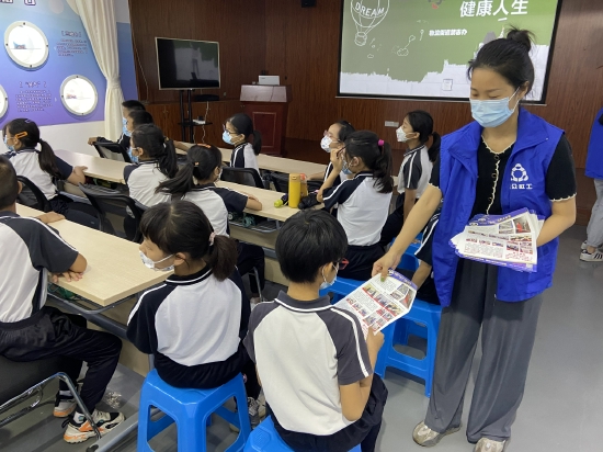 构建平安顺德勒流冲鹤小学参观禁毒教育园地