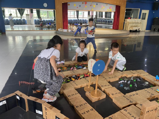 孩子们搭建海洋公园