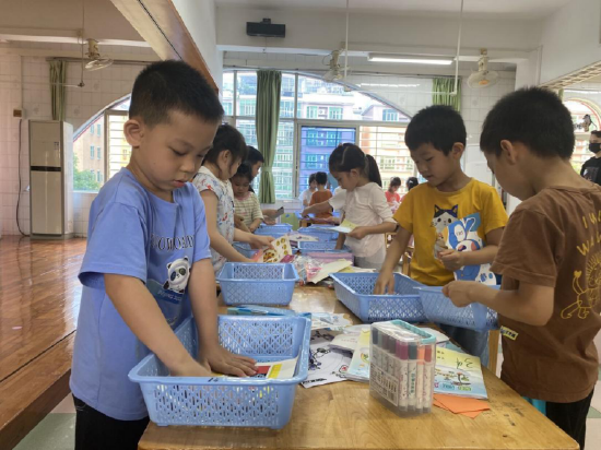 孩子们在开展整理文具篮比赛
