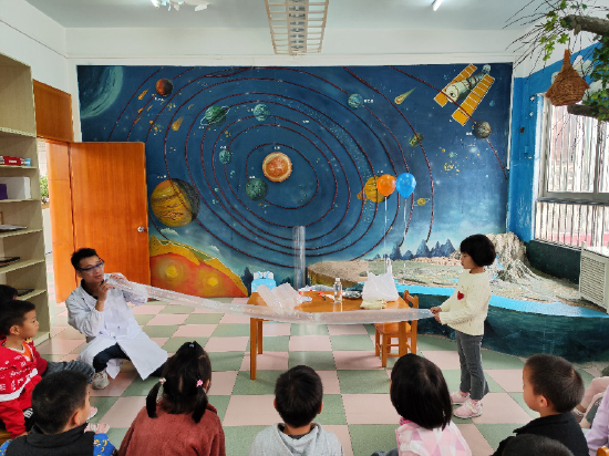 小学老师来幼儿园上课
