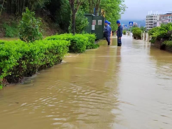 南方電網廣東韶關乳源供電局運維人員正在檢查水浸地區設備運行情況