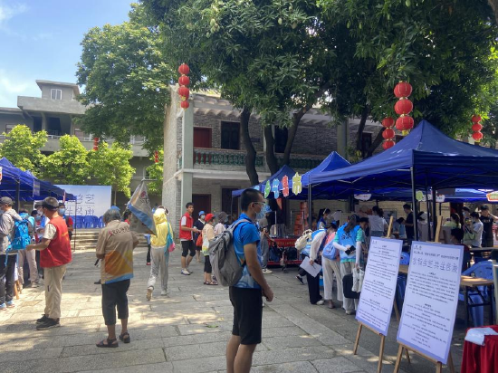 市民在黄连画家艺术村观展
