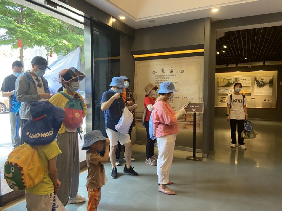 市民在黄连村史馆倾听历史的声音