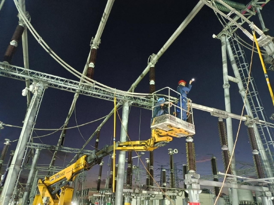南方电网广东广州供电局变电检修试验人员在500千伏狮洋站通宵开展设备消缺。（朱云佳 摄）