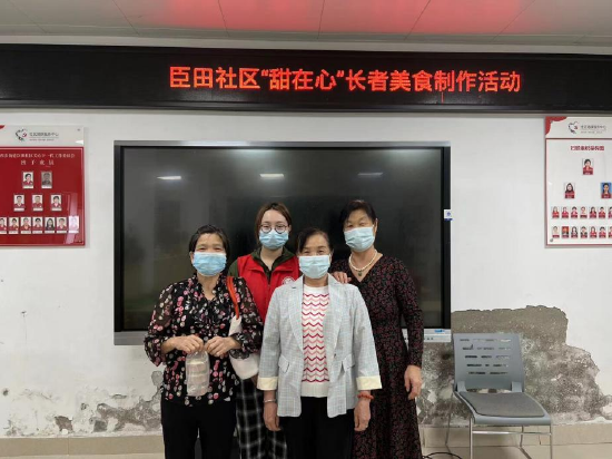 社区居民前来领取雪媚娘合影