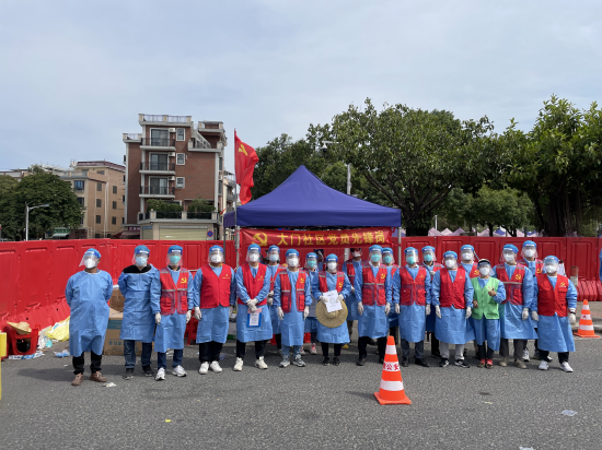 大良街道3200多名党群先锋队员紧急启动“平战转换”机制，闻令而动，火速集结，全力协助社区（村）开展现场秩序维护、信息登记、卡口值守等工作