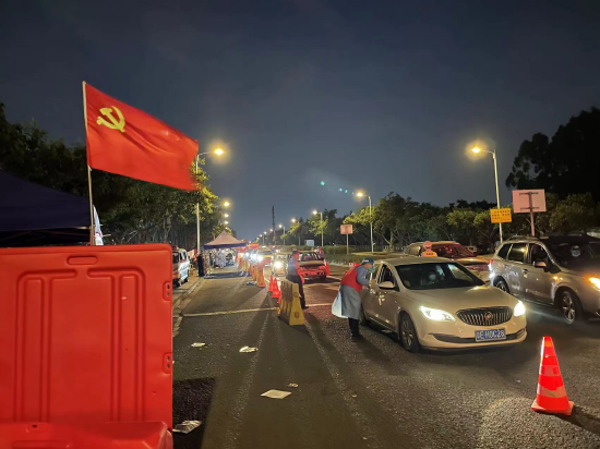 大良街道党员先锋提供24小时路口驻点服务，党旗在疫情防控一线高高飘扬