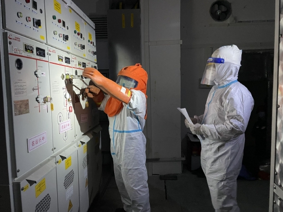 　　广州花都供电局工作人员在花都区防疫临时隔离点进行投产送电前的调试工作，确保隔离点按时投入使用。