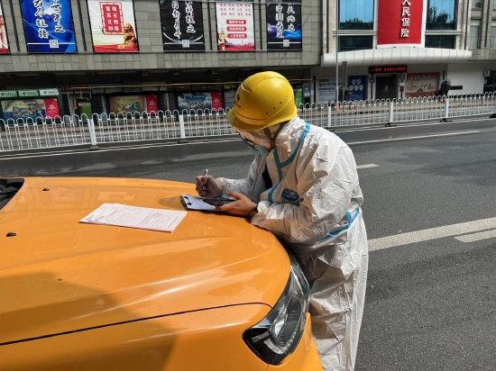 广州海珠供电局急修人员现场协助用户处理用电问题。