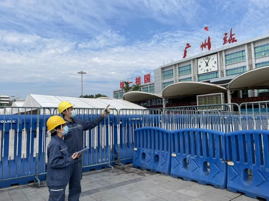 　　南方电网广东越秀供电局春运保供电人员吴映辉带着同事在广州火车站巡视应急发电车接入环境，确保应急发电车顺利接入车站供电设备。
