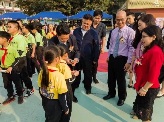 领导嘉宾与学生互动