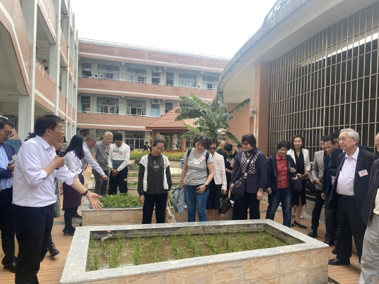 澳门乡亲参观数字化空中农场水稻种植