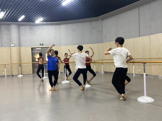 观摩舞蹈教学