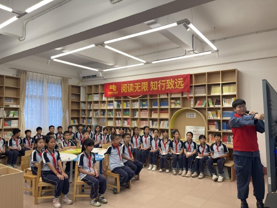 　　4月23日，南方电网广东云浮新兴供电局“蓝公益”志愿服务队为孩子们带来丰富精彩的故事。（陈淑芸 摄）