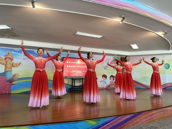 老师们表演舞蹈