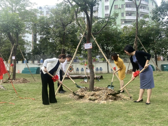 嘉宾和园长一起为主礼树培土