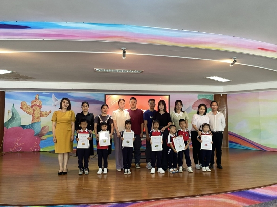 在园就读幼儿、家长代表获颁捐赠证书