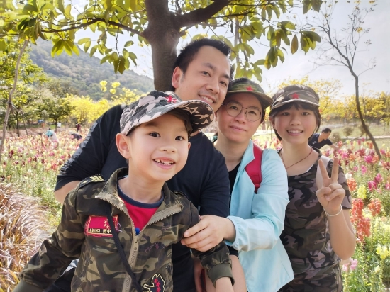 李锦良梅小冰一家体验红色之旅