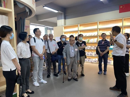 陈志斌校长为乡亲分享图书馆特色
