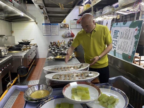 梁宏业介绍“三分鱼”食材和刀工