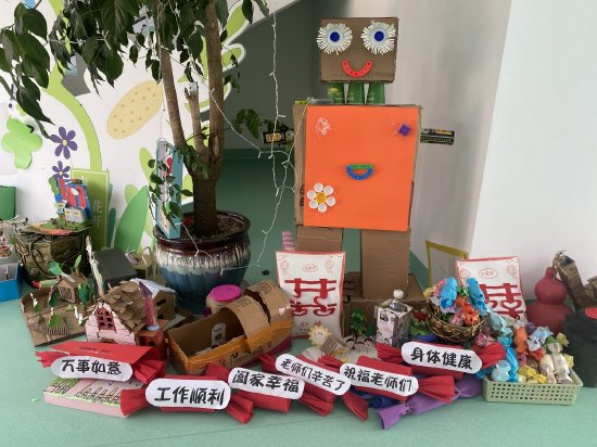 孩子们手工制作感恩老师