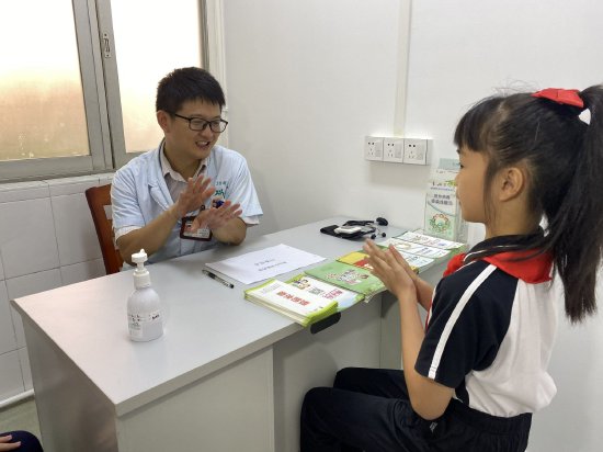 受派医生为小学生科普健康知识