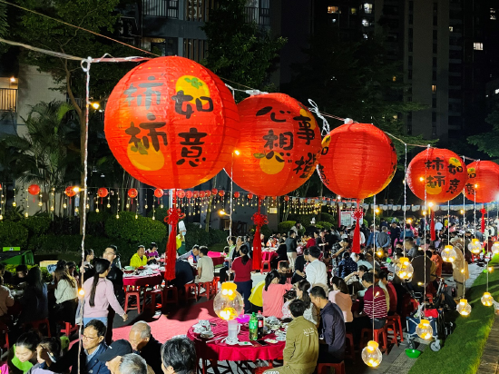 佛山万科缤纷四季南区百家宴现场氛围十分浓厚
