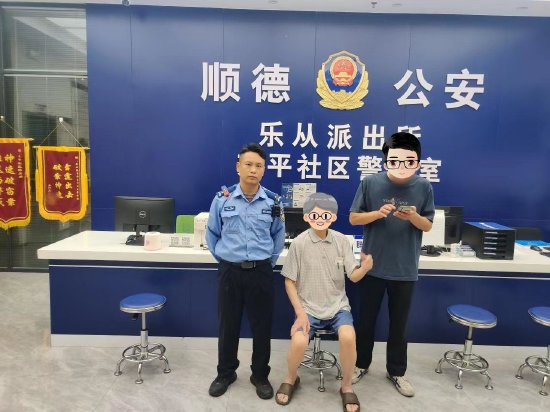六旬老人散步迷路 民警帮忙找寻家人