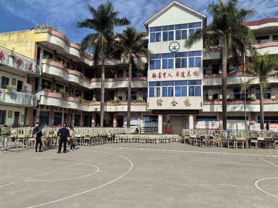 容桂容里中学捐赠书桌给稔村镇小学_新浪广东_新浪网