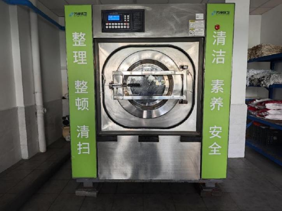 图:万科金色家园集中清洗中心的工业洗衣机