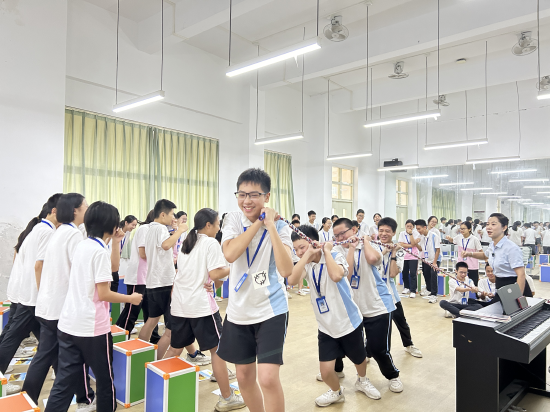 龙江里海学校初中部梁晓君老师的音乐课现场